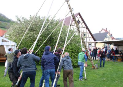 Maibaumstellen im Kayher Pfarrgarten vom HGTV