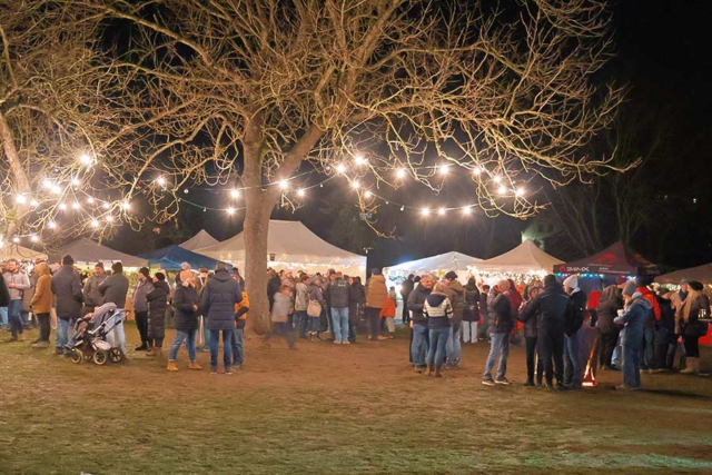 Abendliche Atmosphäre auf dem 21. Kayher Weihnachtsmarkt 2024