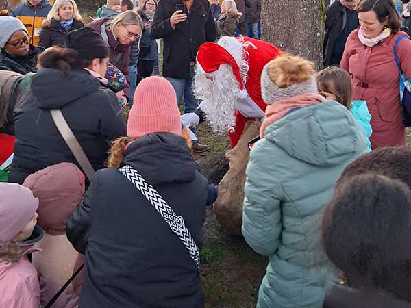 Besuch vom Nikolaus im Pfarrgarten auf dem 21. Kayher Weihnachtsmarkt 2024