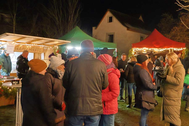 Gäste auf dem 21. Kayher Weihnachtsmarkt