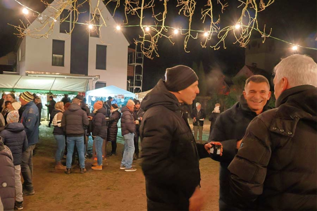 Gemütlicher Plausch auf dem Kayher Weihnachtsmarkt 2024