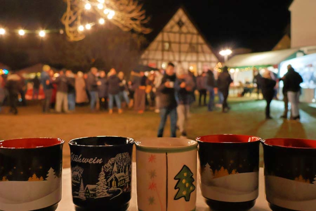 Glühwein genießen auf dem 21. Kayher Weihnachtsmarkt 2024