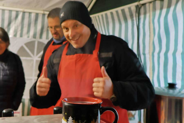 Gute Laune am Glühweinstand am Kayher Weihnachtsmarkt