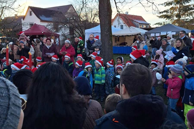 Kindersingen auf dem 21. Kayher Weihnachtsmarkt 2024 im Pfarrgarten