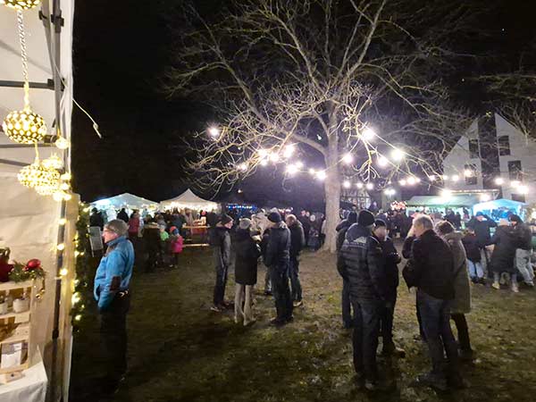 Weihnachtsstände mit Angeboten aus der Region im Kayher Pfarrgarten