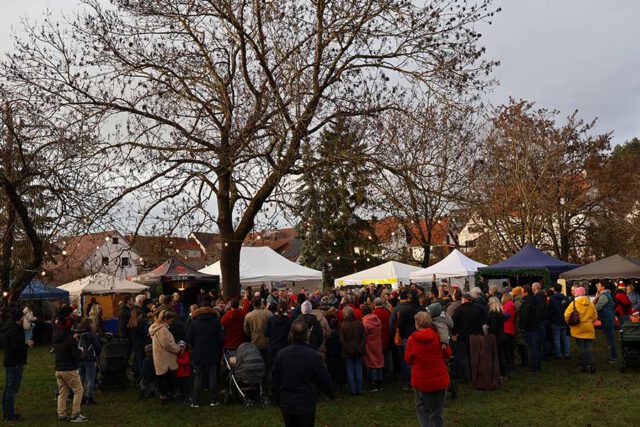 Auftakt-Kindersingen-der-Kitas Auftakt-Kindersingen-der-Kitas-auf-dem-22.-Kayher-Weihnachtsmarkt-2025