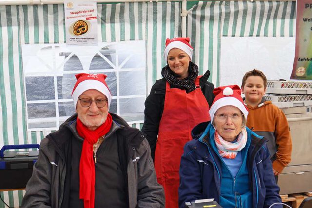 Helfer am HGTV-Stand Auftakt-zum-22.-Kayher-Weihnachtsmarkt-2025-am-Stand-vom-HGTV-Kayh