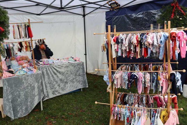 Babykleidung und Puppen auf dem 22. Kayher Weihnachtsmarkt Babykleidung und Puppen auf dem 22. Kayher Weihnachtsmarkt