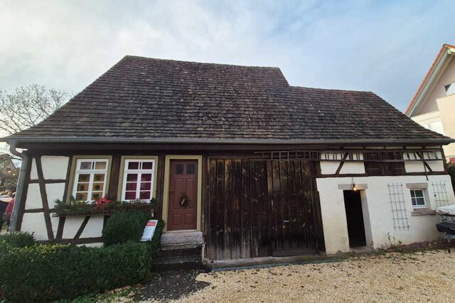 Kayher Heimatmuseum Seegersches Häusle Das Kayher Heimatmuseum Seegersches Häusle mit offenem Stall während des Weihnachtsmarktes