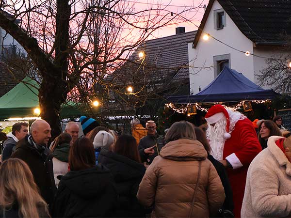 Der Nikolaus zu Besuch auf dem Kayher Weihnachtsmarkt