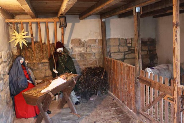Festlich eingerichteter Stall mit echten Schafen Festlich eingerichteter Stall mit echten Schafen im Kayher Heimatmuseum beim Kayher Weihnachtsmarkt