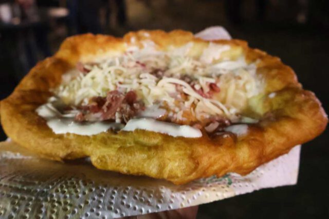 Frisches Langos Frisches-Langos-auf-dem-22.-Kayher-Weihnachtsmarkt-2025