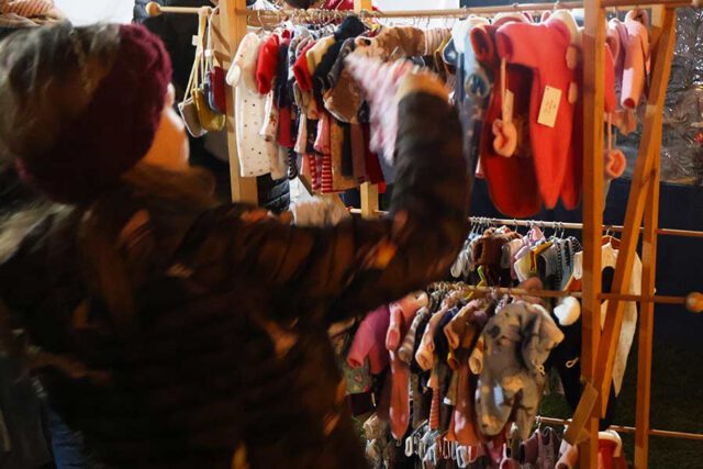 Interessiertes Stöbern von Accessoires Interessiertes-Stöbern-am-Accessoires-Stand