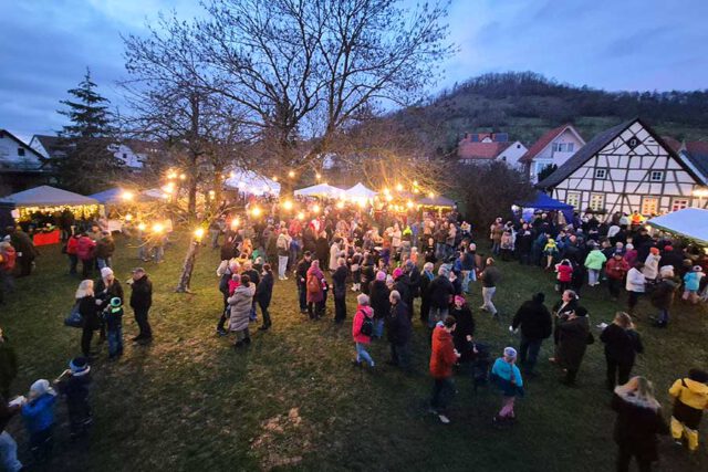 Weihnachtsmarkt am Abend Kayher Weihnachtsmarkt am Abend