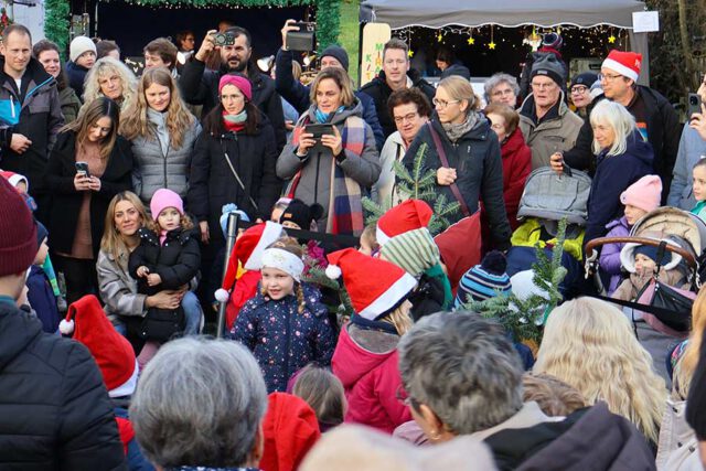 Kindersingen-der-Kleinen Kindersingen-der-Kleinen-auf-dem-Kayher-Weihnachtsmarkt-2025