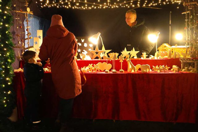 Leuchtender-Weihnachtsstand Leuchtender-Weihnachtsstand-auf-dem-22.-Kayher-Weihnachtsmarkt