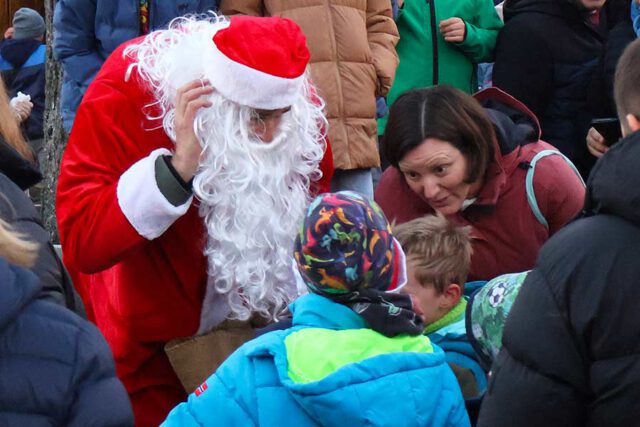 Nikolaus-verteilt-Geschenke Nikolaus-verteilt-Geschenke-auf-dem-22.-Kayher-Weihnachtsmarkt-2025