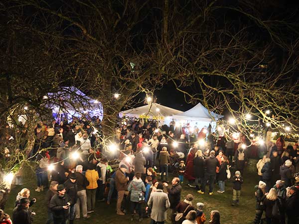 Reges-Treiben-im-Pfarrgarten-beim-22.-Weihnachtsmarkt-in-Kayh