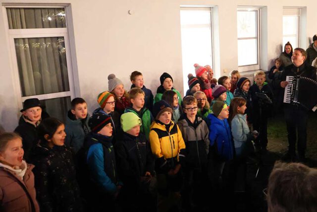 Schulchor der Grundschule Kayh Schulchor der Grundschule Kayh auf dem Weihnachtsmarkt im Pfarrgarten