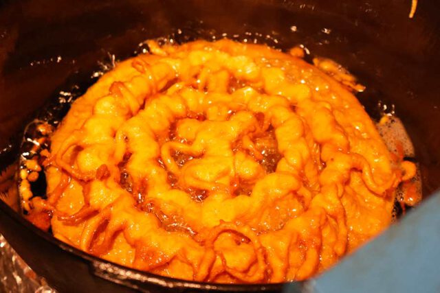 Traditionelles-Rosenküchle Traditionelles-Rosenküchle-Zubereitung-am-HGVT-Weihnachtsstand