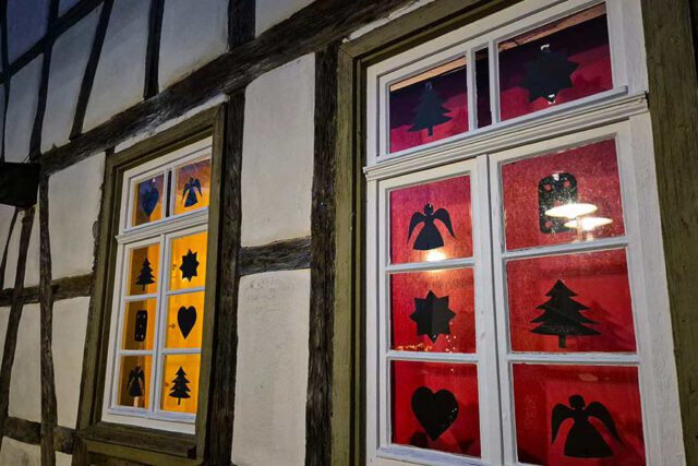 Weihnachtlich-geschmückte-Fenster Weihnachtlich-geschmückte-Fenster