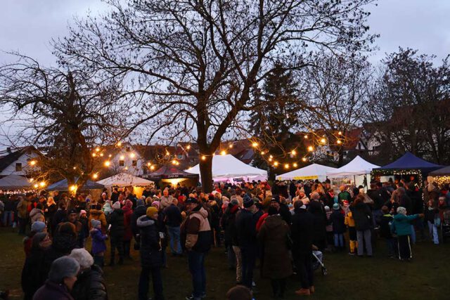 Weihnachtsmarkt am späten Mittag Weihnachtsmarkt am späten Mittag