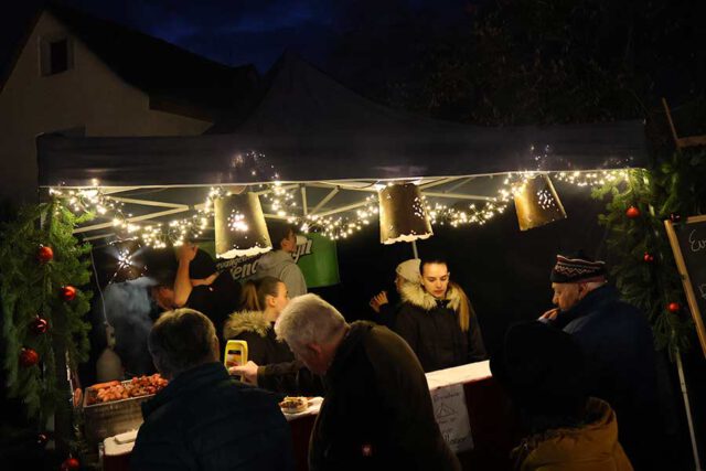 Würstchenstand der-ev. Gemeinde Würstchenstand-der-evangelischen-Gemeinde-auf-dem-22.-Kayher-Weihnachtsmarkt-2025
