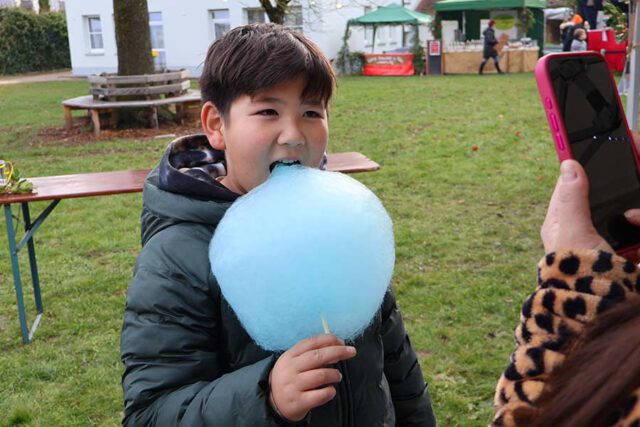 Zuckerwatte Zuckerwatte-auf-dem-22.-Kayher-Weihnachtsmarkt-2025